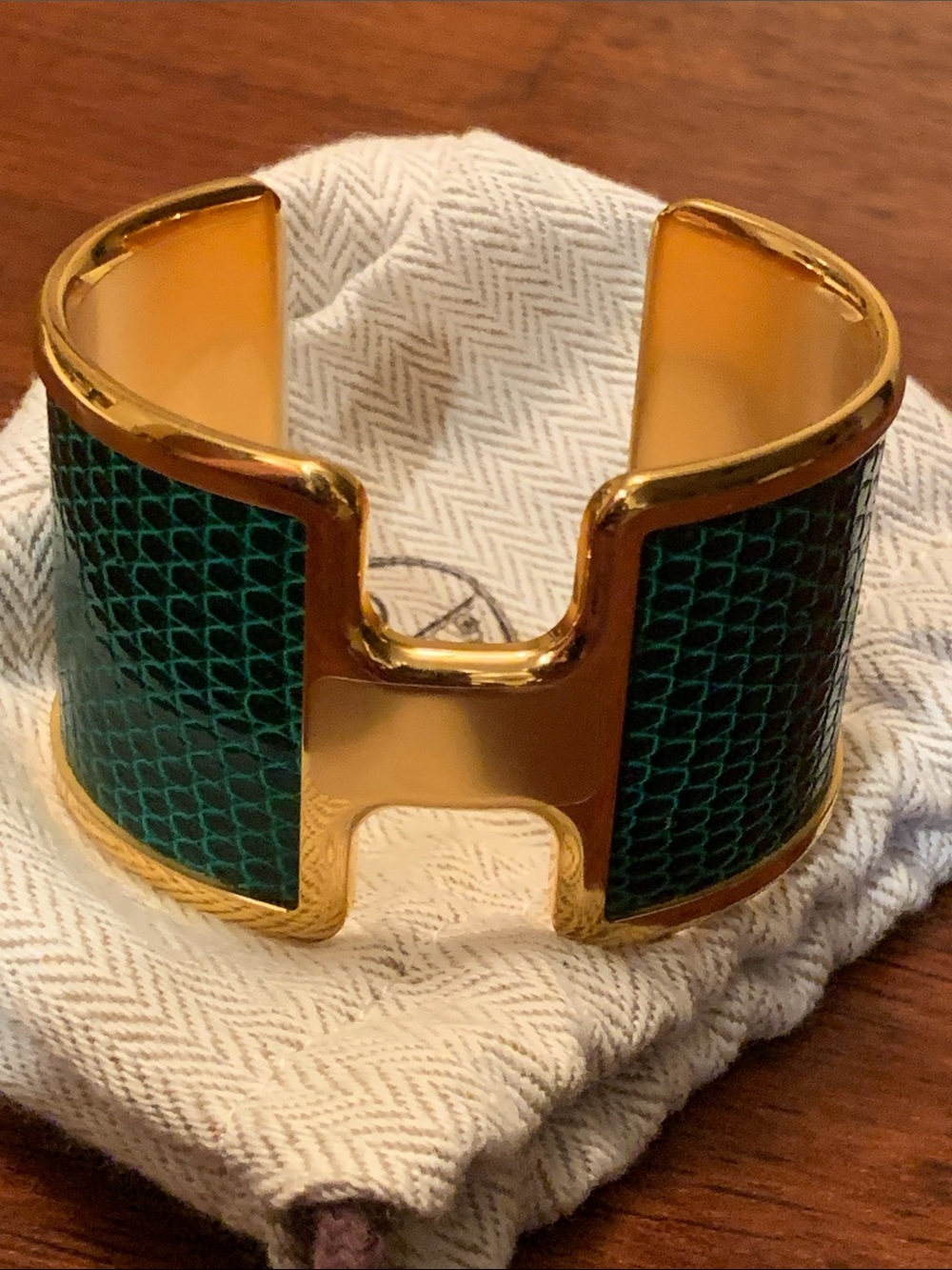 Authentic, real Lizard 🦎 Hermes, limited edition green,gorgeous golden bracelet